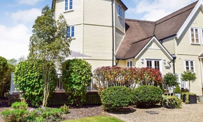 Ampney Crucis House | ✪ Cotswolds Luxury Lakeside Lodge in Waterpark ✪