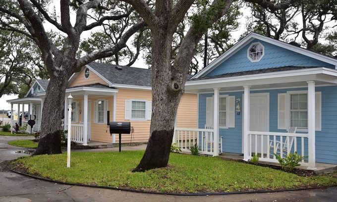Fulton House | Cottage 09 at D&R Pelican Bay Resort - Pet Friendly