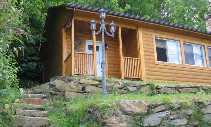 Eastman Cottage | Cottage A, Snowshoes side