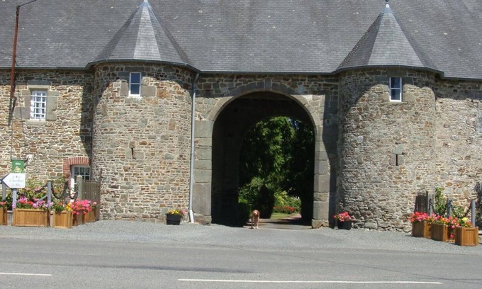 La Haye-Bellefond Cottage | Cottage by the Castle, near river, pets allowed, internet