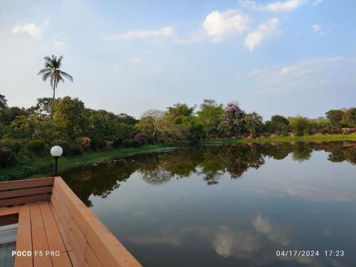 Mueang Len House | Cottage by the pond