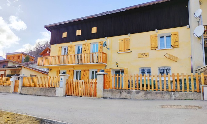 Abries Cottage | Cottage 'Gite Notre Désir' with Mountain View, Private Terrace and Wi-Fi