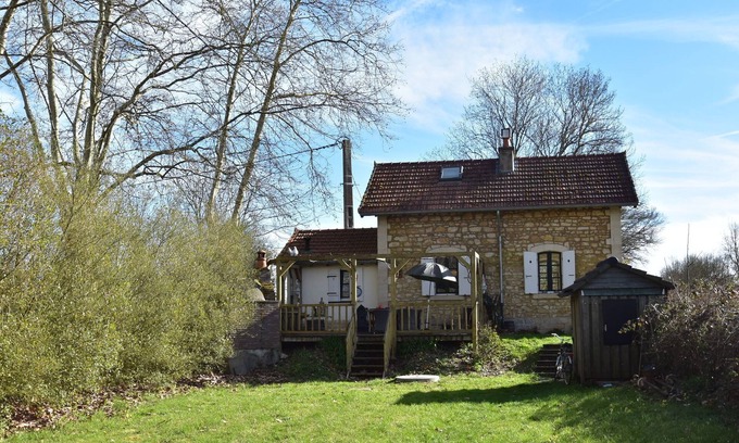 Montaron House | Cottage in France with Garden near Lake