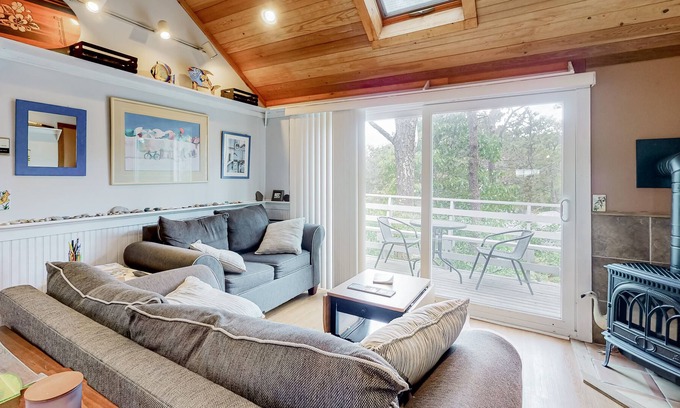 North Truro Condo | Cottage in the Trees w/ 2 Decks, Fireplace & WiFi - Walk to Great Hollow Beach!