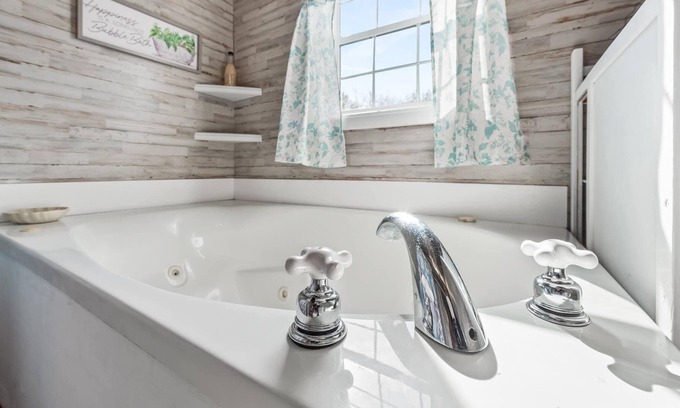 Fort Payne Cottage | Cottage/ jetted tub/ 1acre/charcoal grill/ fire pit/picnic table/ Wi-Fi/ Roku tv