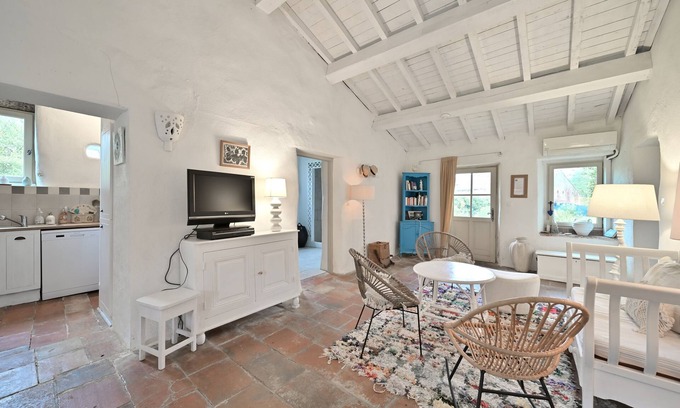 Pech-Luna House | Cottage 'La Maison D'amis Du Chateau' with Shared Pool, Wi-Fi and Air Conditioning