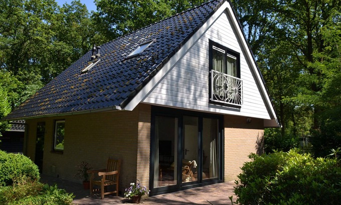 Zorgvlied House | Cottage Majaerf A lovely place with a woodland garden, terrace and canopy.