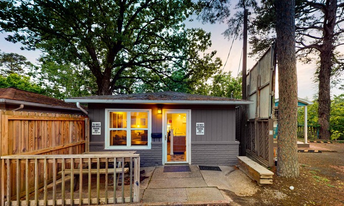 Eureka Springs Historic District Cottage | Cottage near downtown Eureka Springs with WiFi, picnic table & smart TV