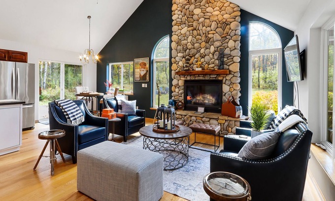 Fontana-on-Geneva Lake Cottage | Cottage near Fontana Beach! Fire Pit/Deck/Gas Grill/Fireplace
