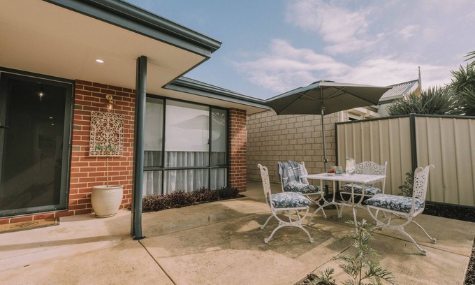 Jindalee House | Cottage on Cockleshell, Jindalee.