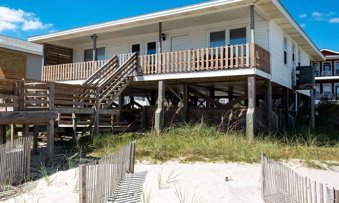 Ocean Isle Beach Cottage | Cottage on the beach, pet friendly!