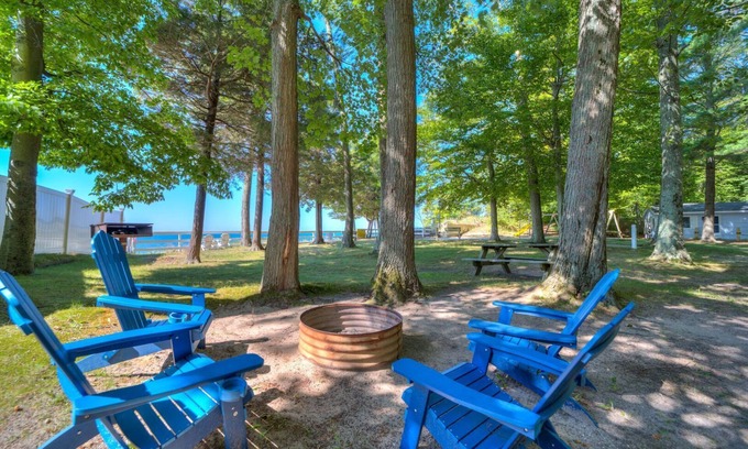 Muskegon Condo | Cottage Retreat Scenic Drive Resort 5