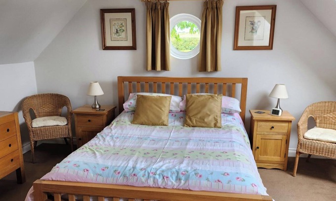 Marlborough Cottage | Cottage Sleeps 4 - Pet Friendly w Free Parking