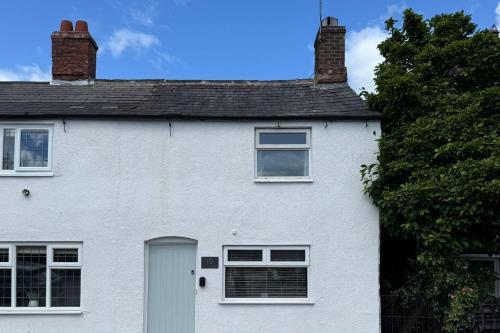 Middlewich House | Cottage - Sleeps 4 - Pets Ok - Garden - Parking