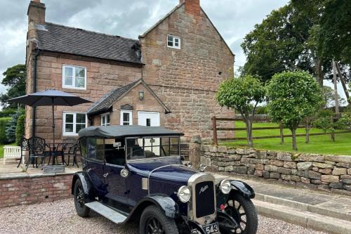 Cauldon Low House | Cottage - Sleeps 6 - Pet friendly - Garden