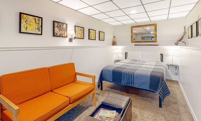 Eureka Springs Historic District Cottage | Cottage studio near downtown Eureka Springs with WiFi, smart TV & patio