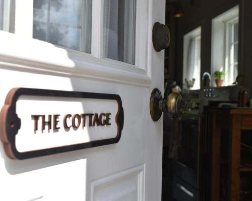 Corinna Apartment | Cottage That Overlooks The Field