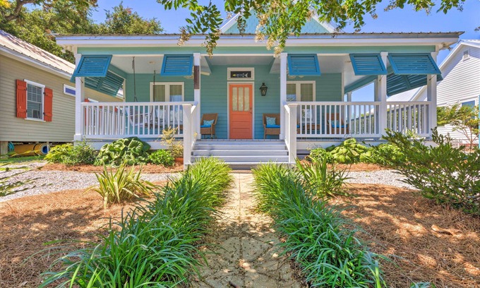 Old Town Cottage | Cottage w/Porch - 3 Min Walk to Bay St Louis