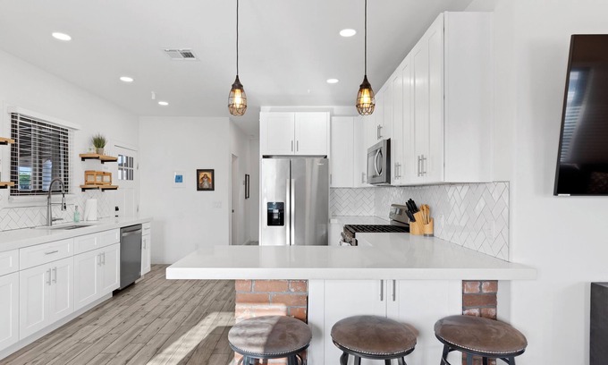 Evans Churchill House | Cottage with BBQ & Hot Tub