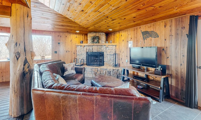 Eureka Springs Cottage | Cottage with garden patio, washer/dryer, central AC & grill