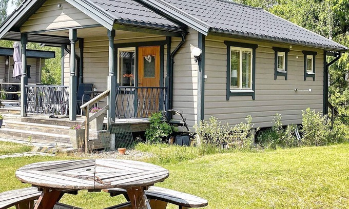 Rejmyre House | Cottage with Hot Tub in Rejmyre