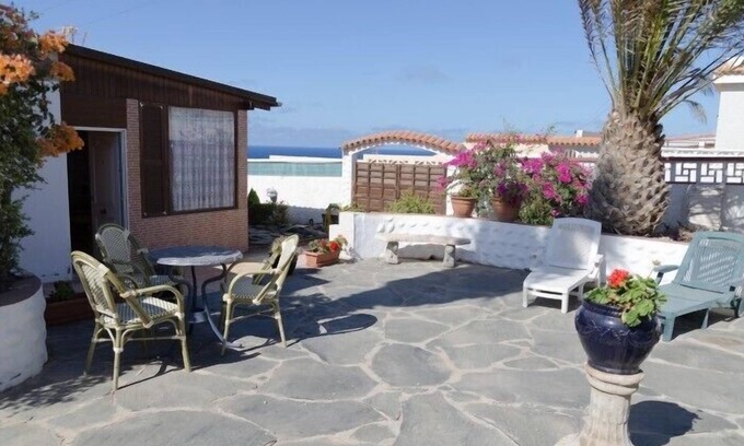 Telde House | Cottage with large garden on the beach