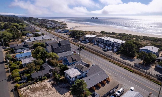 Rockaway Beach House | Cottages at Rockaway Beach Suite #4
