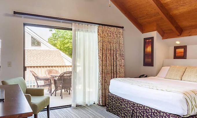 Gatlinburg Resort | Country Hotel near Gatlinburg amusement park w/indoor/outdoor heated pools, hot tubs and game rooms