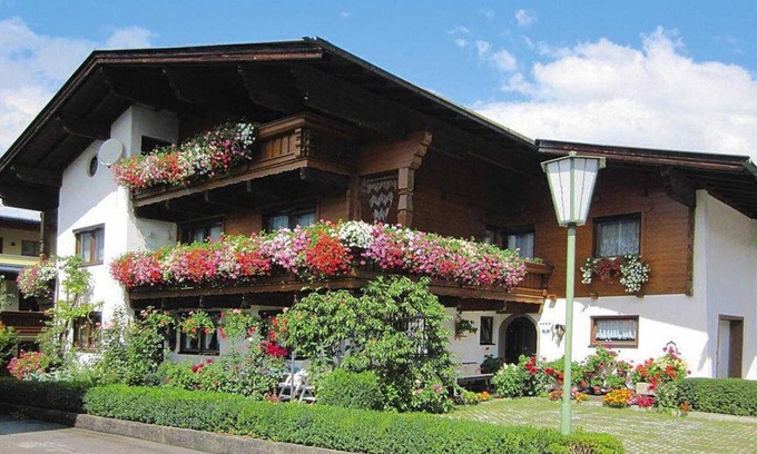 Fuegen Apartment | Country House in Zillertal near Spieljochbahn