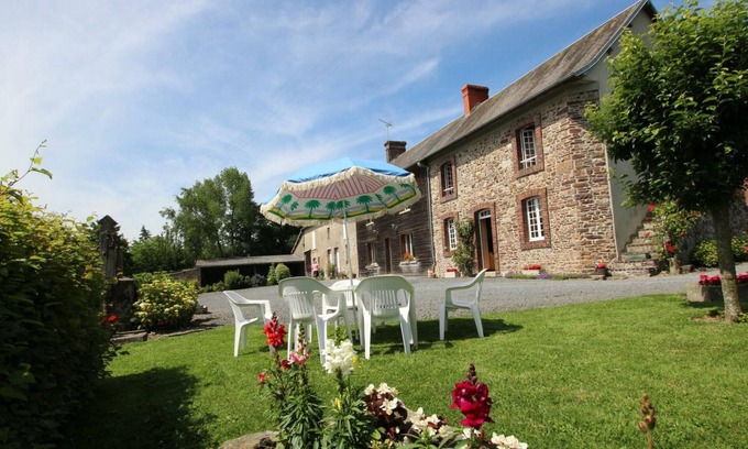 Cerisy-la-Salle Cottage | Country house with fireplace, pets allowed