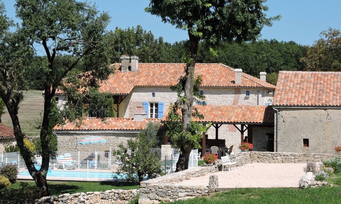 Mauroux House | Country house with heated swimming pool with solar panels.