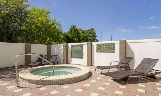 Bearss Plaza Hotel | Country Inn & Suites by Radisson, Tampa Airport North, FL