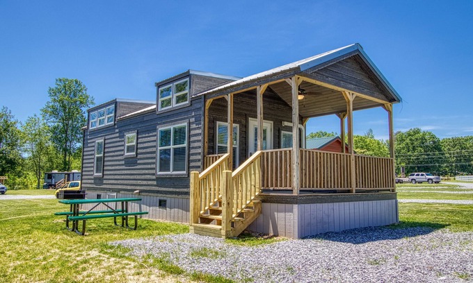 Gatlinburg - Pigeon Forge Cottage | Country Living in a Tiny Home!