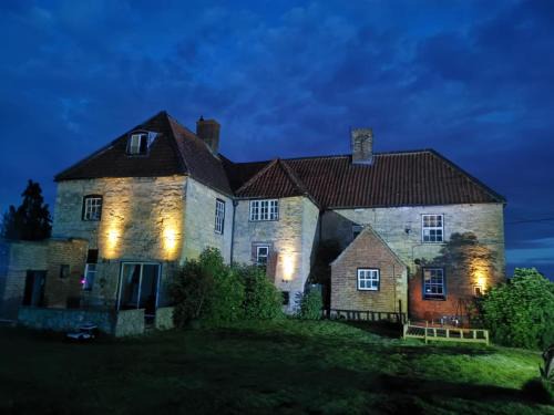 Holton Le Clay House | Countrylife Cottage for Groups- BBQ , firepit, free parking
