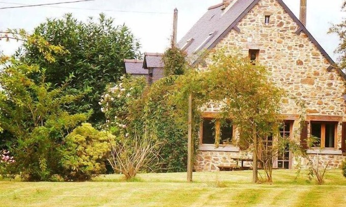 Landivy House | Countryside Home Sleeps 6 - Garden, Parking, Wifi