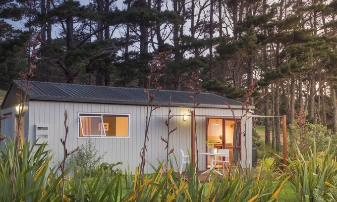 Te Henga Cottage | Couple Getaway in Idyllic Bethells Beach/Te Henga
