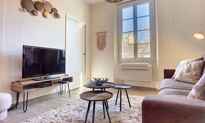Antibes Old Town Apartment | Cours Massena on Marché Provencal