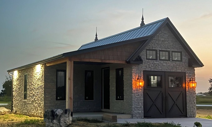 Marionville Cottage | Courtside Cottage next to Pickleball Warehouse. Unique place to stay!