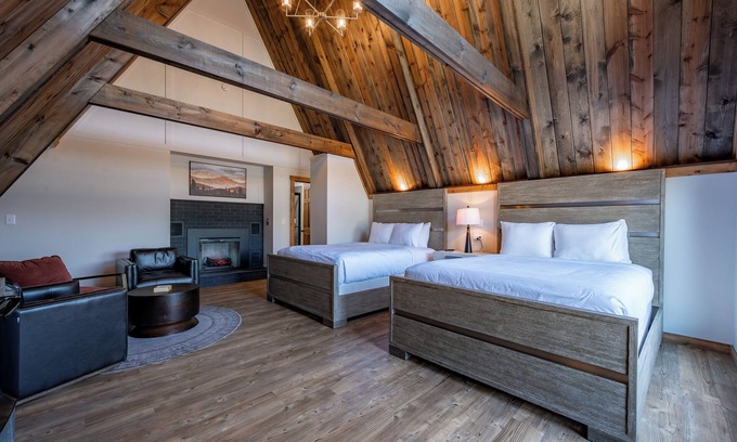 Thayerville Hotel | Cove Creek Lodge 204: Poolside Double Queen Fireplace Room