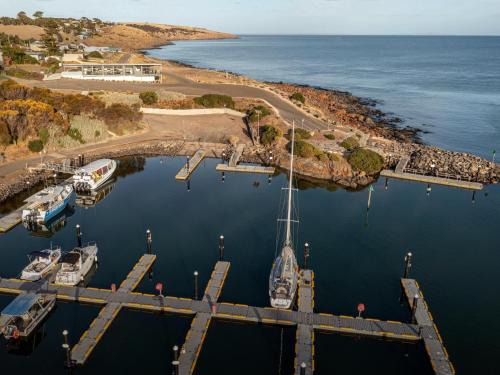 Penneshaw Apartment | Cove Landing Marina Apartments CL01-Apt:1,2,3 Sleeps 12