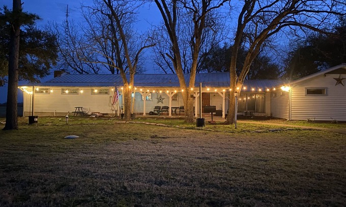 Calvert Other | Cow Creek Farmhouse w/Kitchenette spacious quit countryside