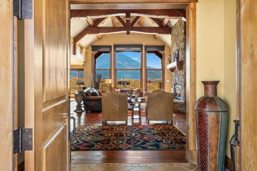 Pray House | Cowboy Lake Lodge close to Chico, private pond