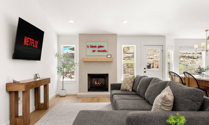 West Oak Hill House | Cowboy Ridge - Luxe & Serene Gem: Heated Pool - Games - Fire Pits - Sleeps 12