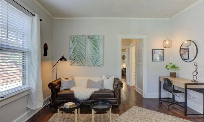 Cooper-Young Historic District House | Cox A · Memorable Nomad Haven! Walk to Cooper Young's Best