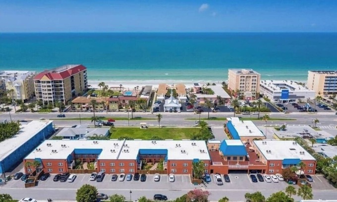 North Redington Beach Condo | Cozy 1-bedroom condo with fitness room, pool, in lovely North Redington Beach