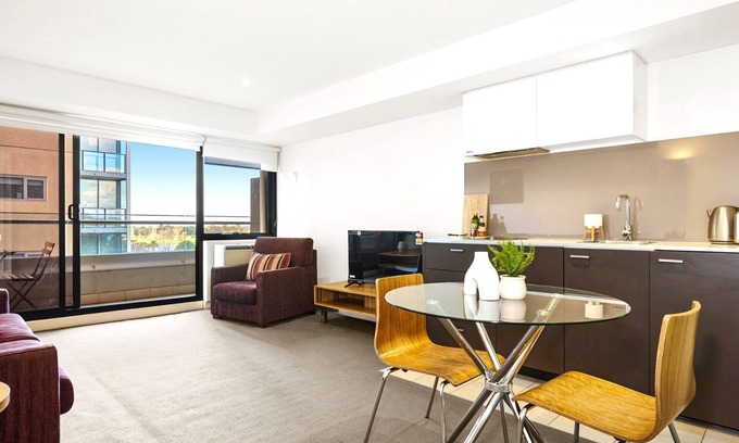 Melbourne Apartment | Cozy 1-Bed Apartment on St Kilda Road