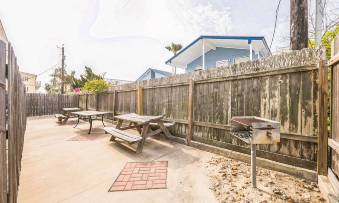 South Padre Island Condo | Cozy 1-bedroom condo in charming South Padre Island with AC