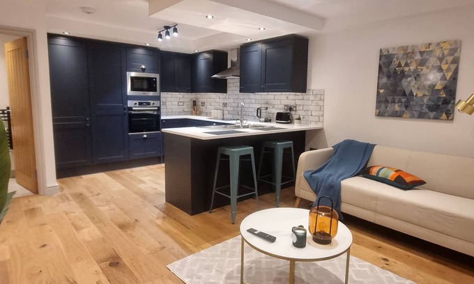 Nottingham City Centre Apartment | Cozy 1-bedroom apartment in tranquil Nottingham with Castle View