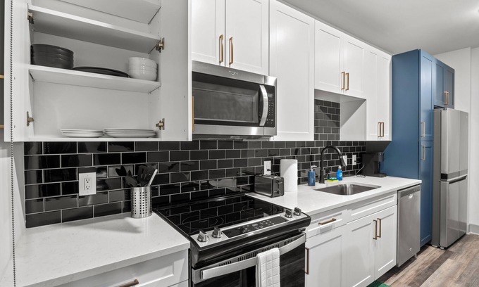 West End Apartment | Cozy 1-bedroom apartment in midtown Nashville with fitness room, pool and WiFi