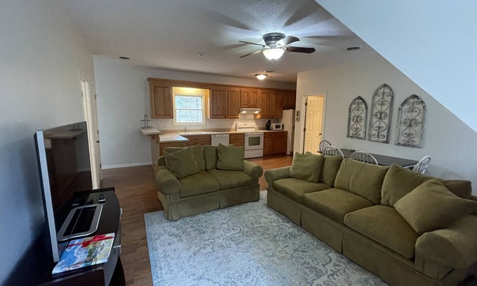 Oxford Apartment | Cozy, 1-bedroom apartment, 11 miles to campus
